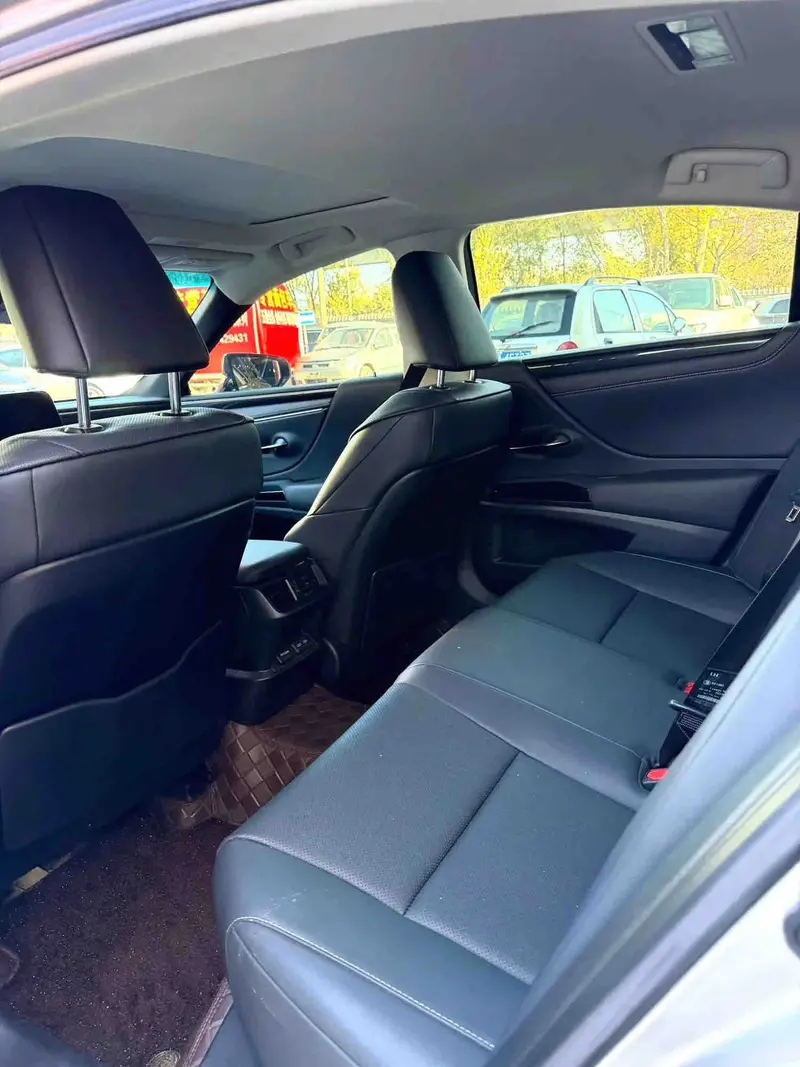 Vehicle photo 9