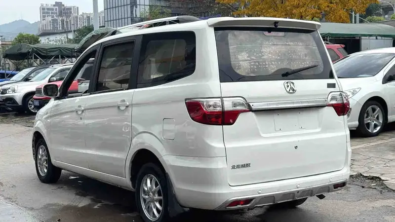 Vehicle photo 4