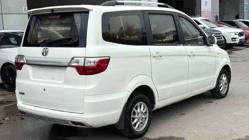 Vehicle photo 6