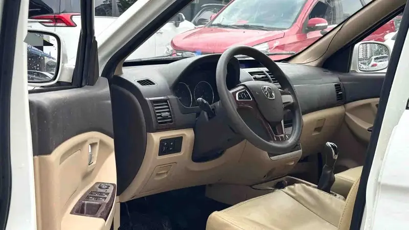 Vehicle photo 7