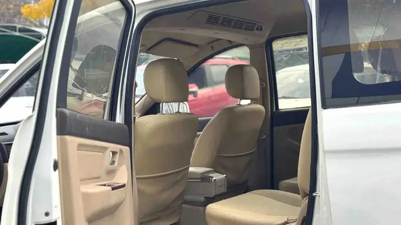 Vehicle photo 8