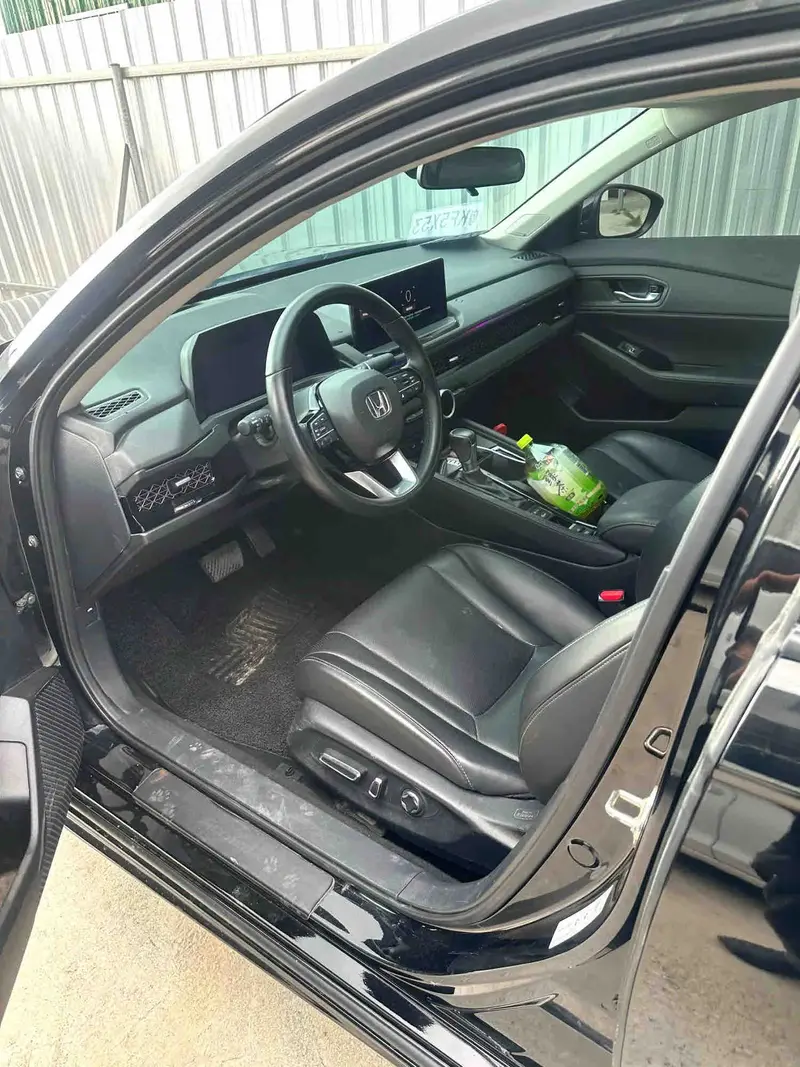 Vehicle photo 6