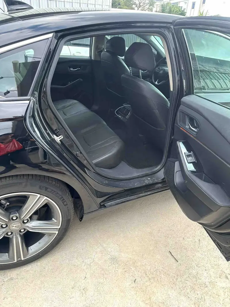 Vehicle photo 7