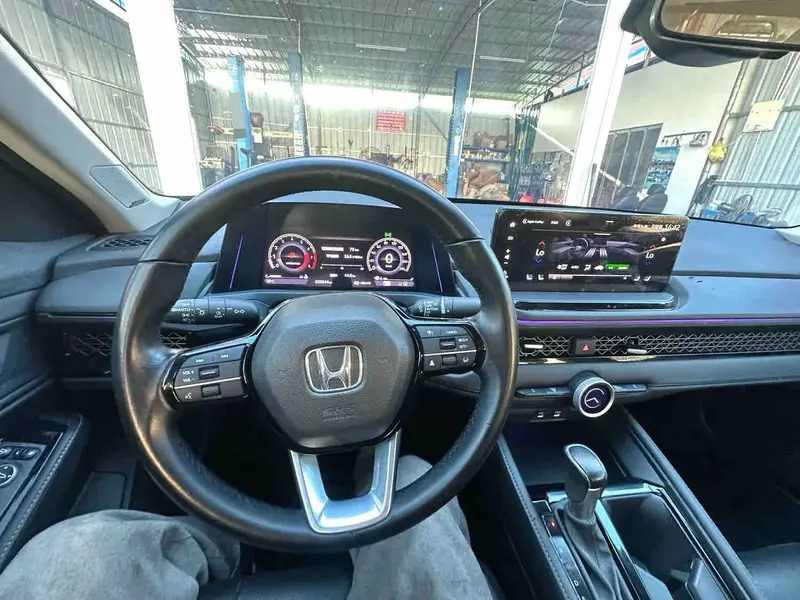 Vehicle photo 8