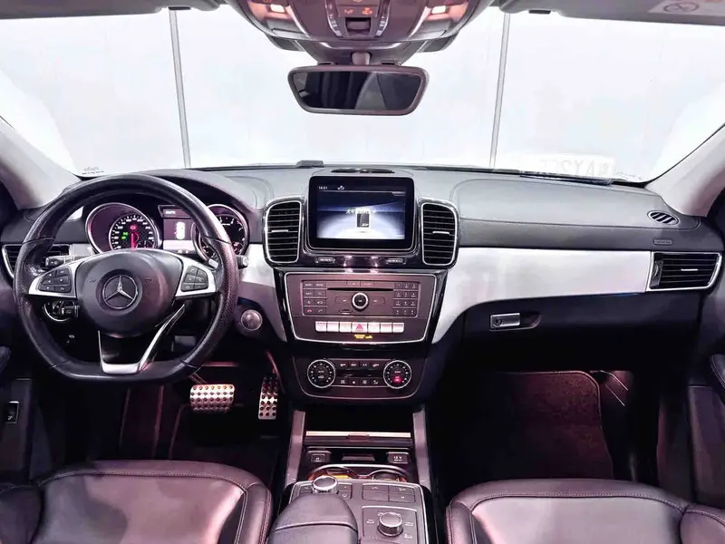 Vehicle photo 8