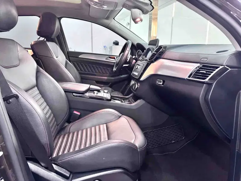 Vehicle photo 10