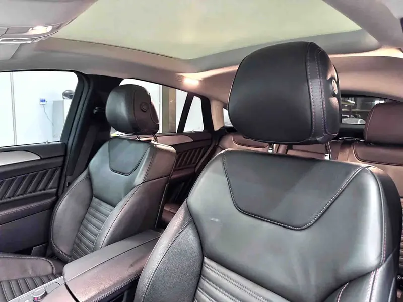 Vehicle photo 12