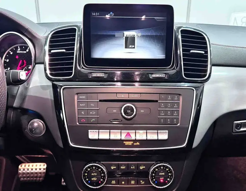 Vehicle photo 13