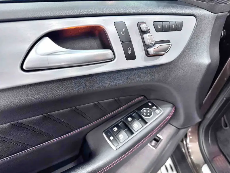 Vehicle photo 14