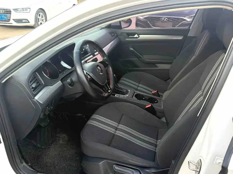 Vehicle photo 6