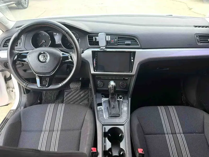 Vehicle photo 7