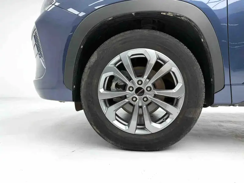 Vehicle photo 8