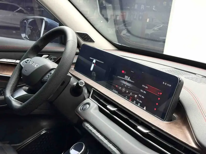 Vehicle photo 12