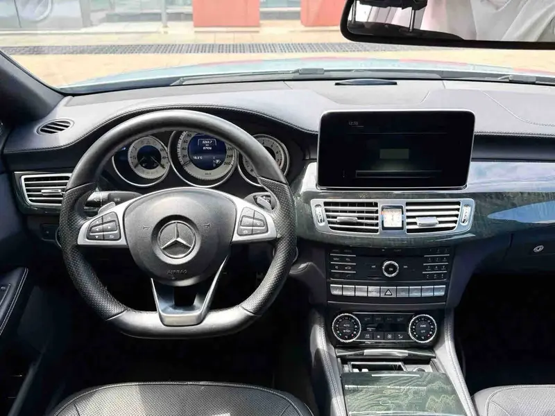 Vehicle photo 8