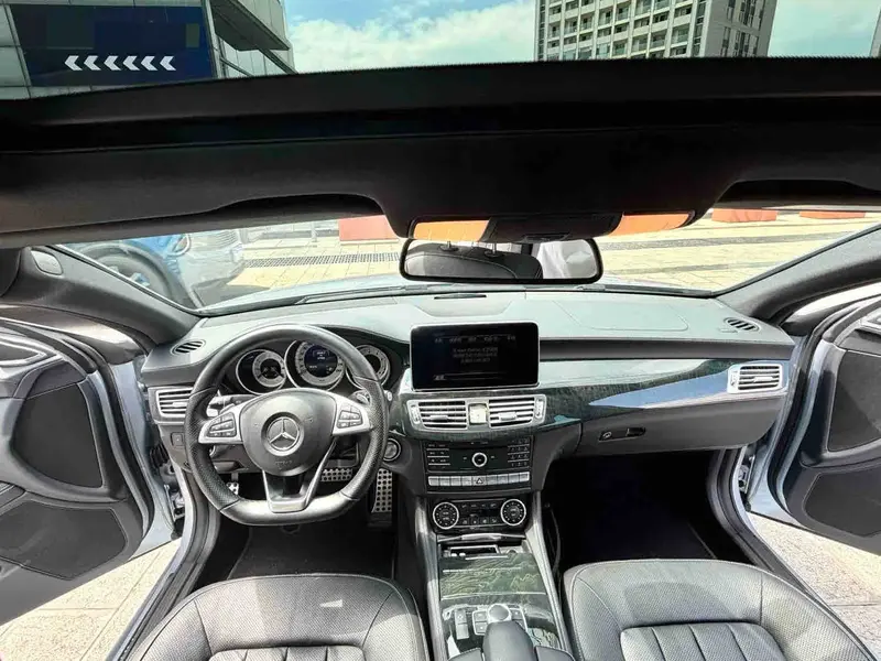 Vehicle photo 9