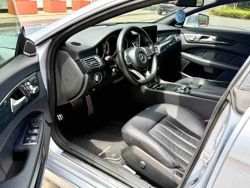 Vehicle photo 10