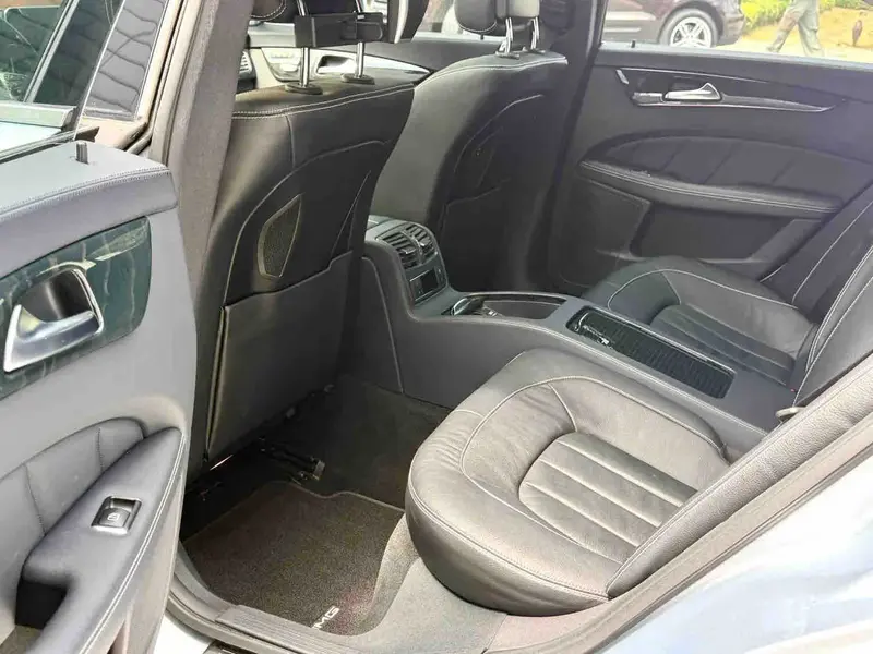Vehicle photo 11