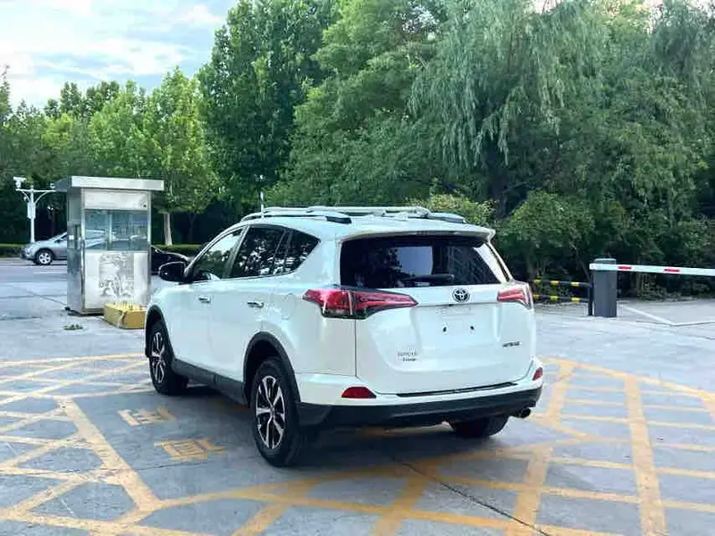 Vehicle photo 4