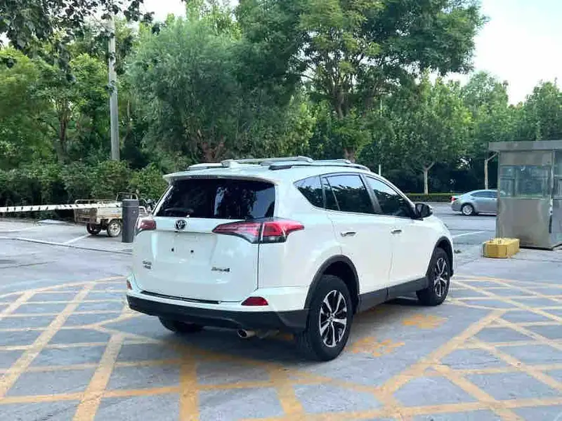 Vehicle photo 5