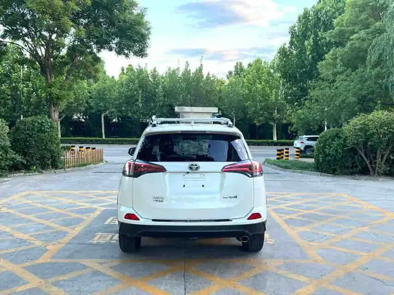 Vehicle photo 6