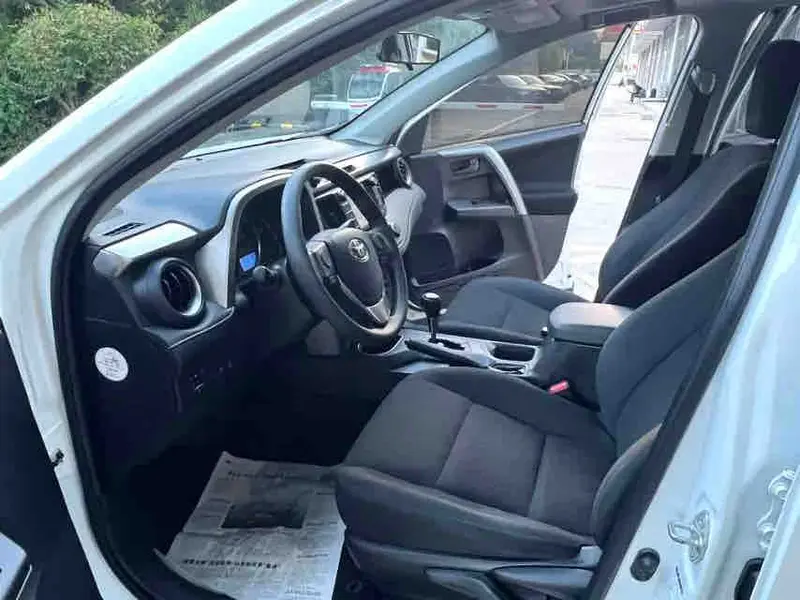 Vehicle photo 7