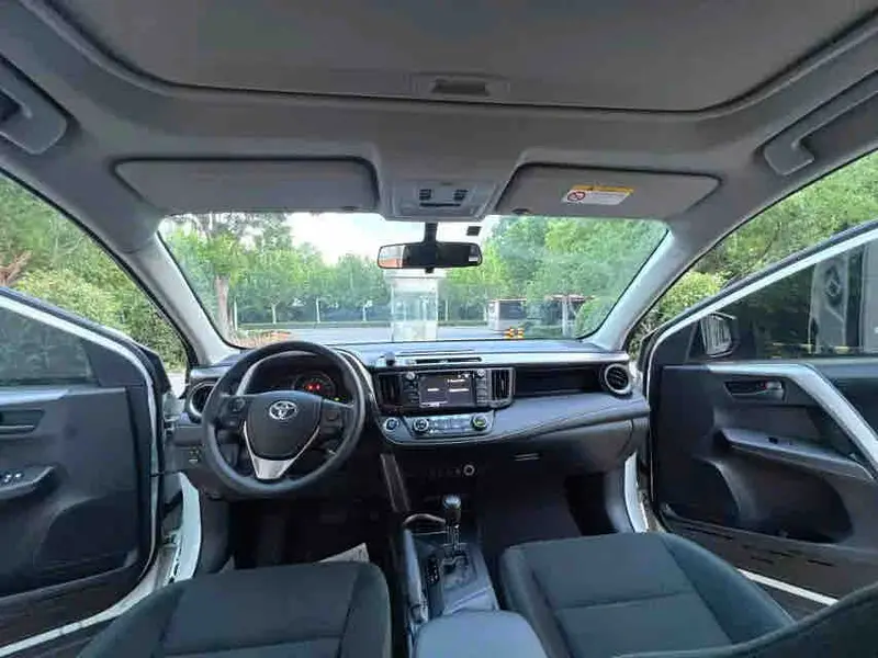 Vehicle photo 9