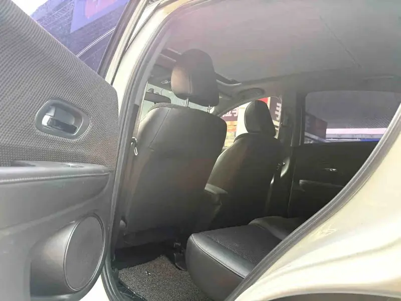 Vehicle photo 5