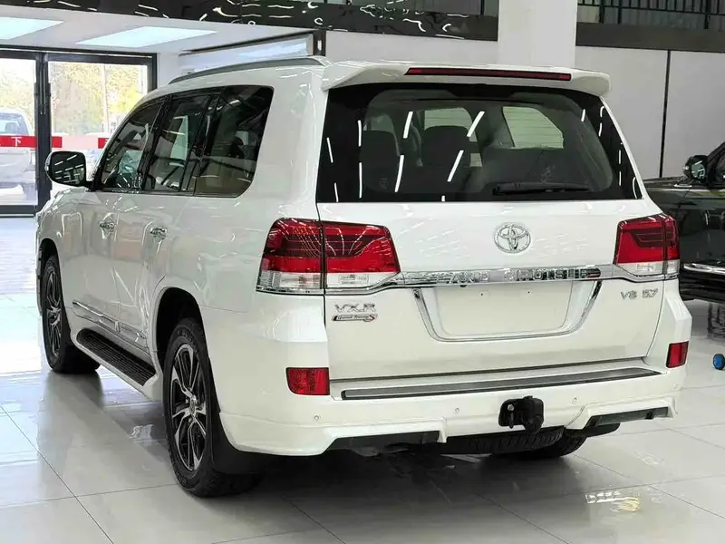 Vehicle photo 5