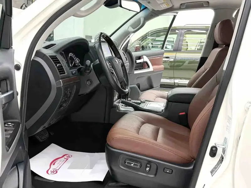 Vehicle photo 6