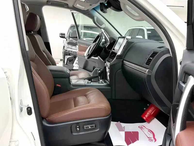 Vehicle photo 7