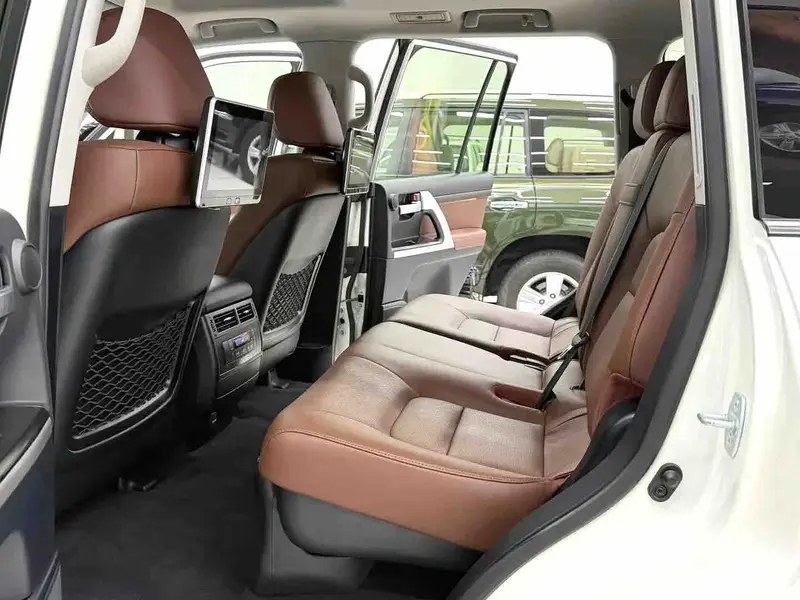 Vehicle photo 8