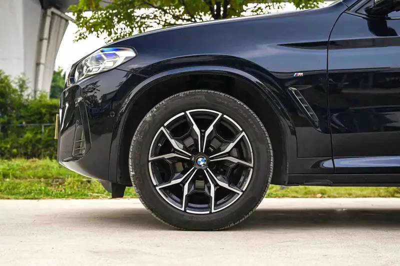 Vehicle photo 4