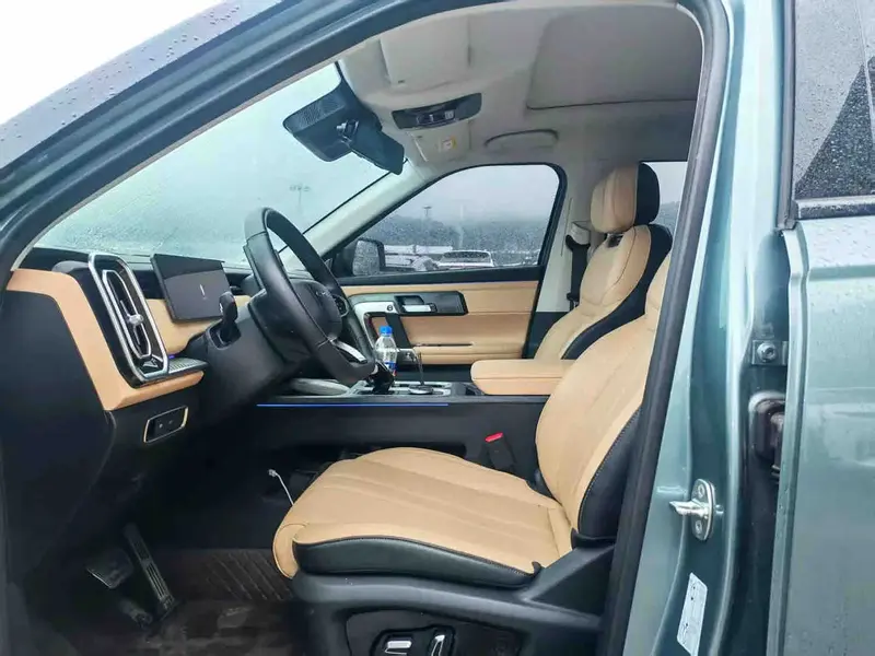 Vehicle photo 6