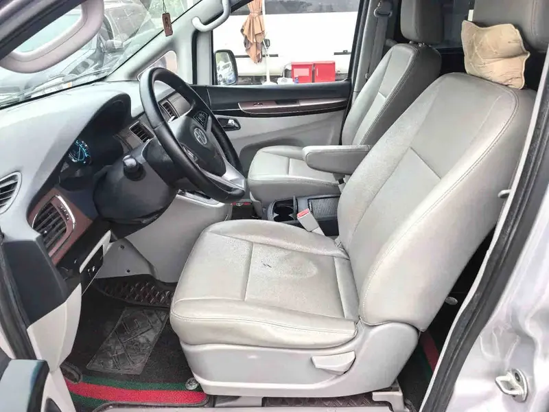 Vehicle photo 5