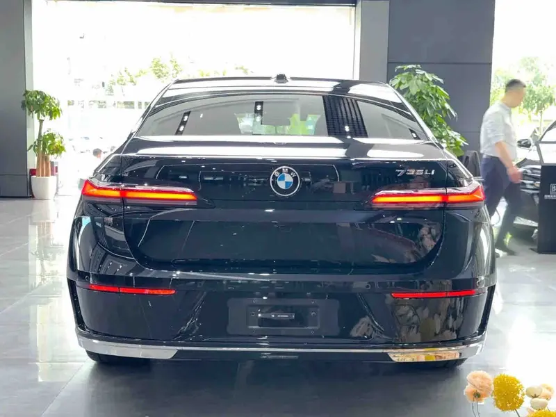 Vehicle photo 4