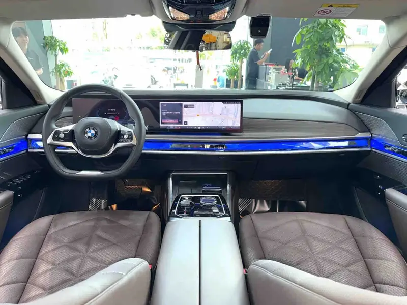 Vehicle photo 6