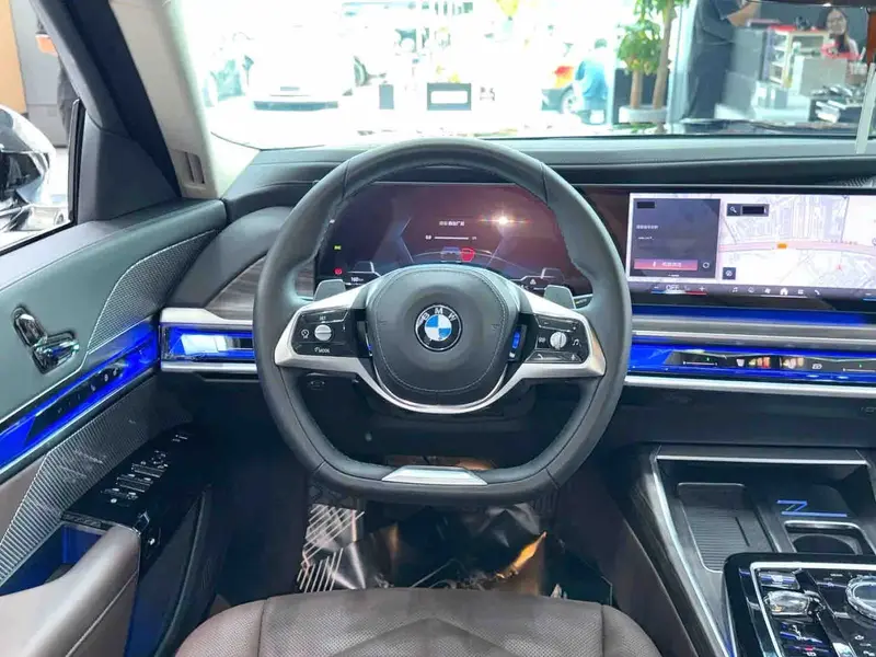 Vehicle photo 7