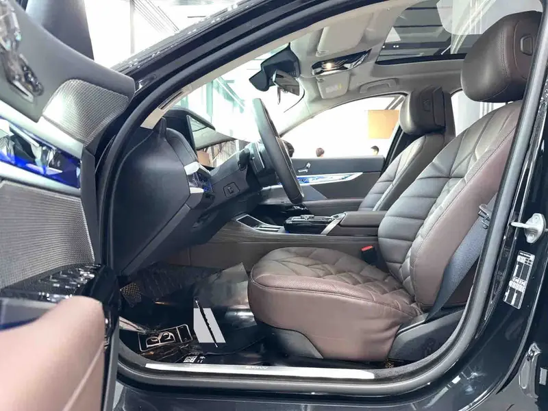 Vehicle photo 8