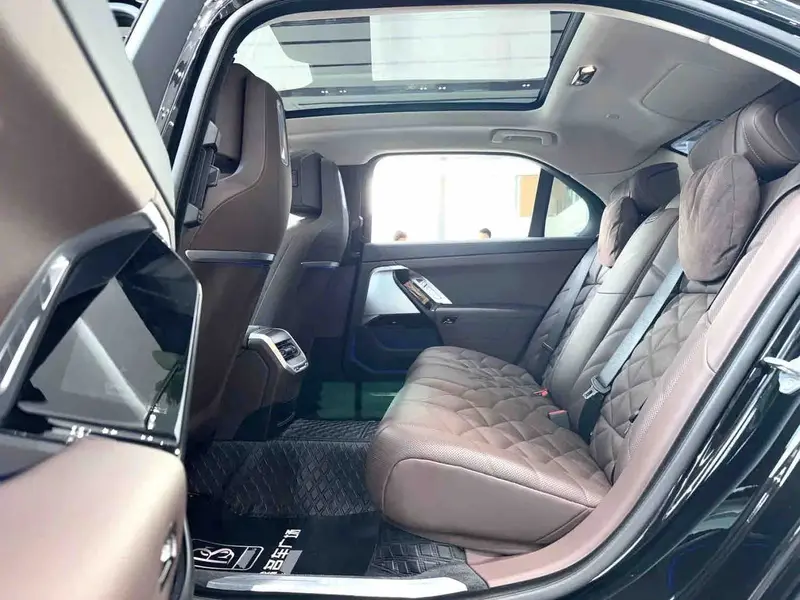 Vehicle photo 9