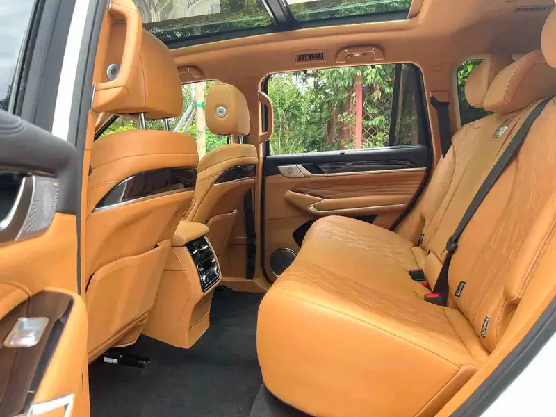 Vehicle photo 6