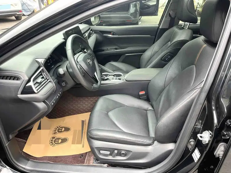 Vehicle photo 6