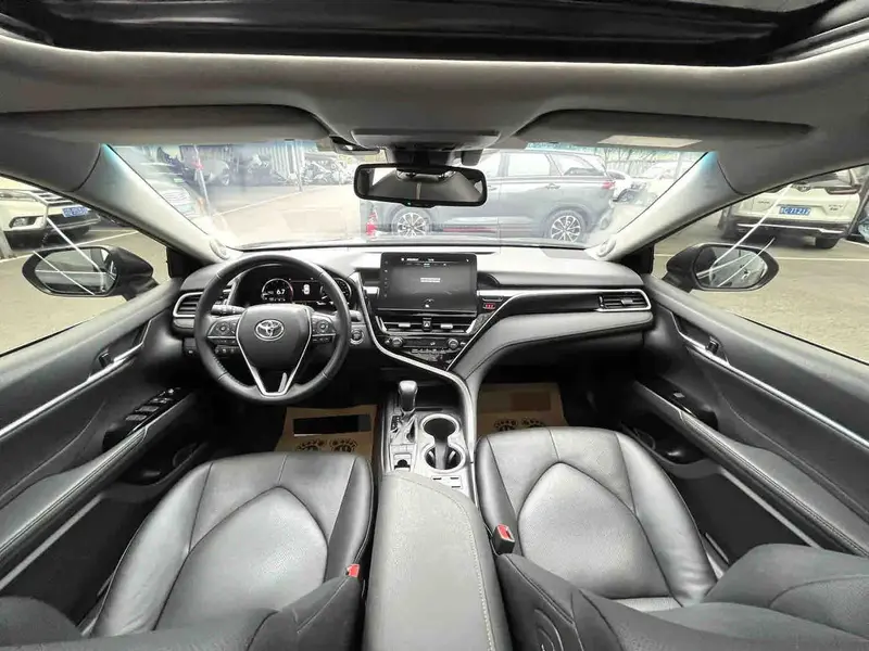 Vehicle photo 7