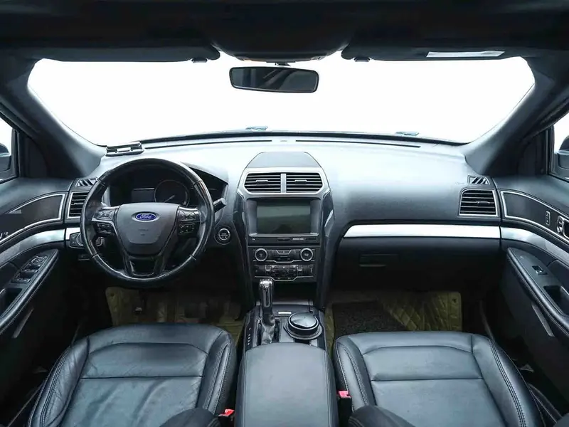 Vehicle photo 6