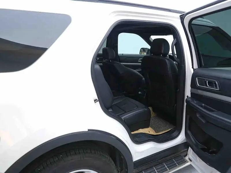 Vehicle photo 7