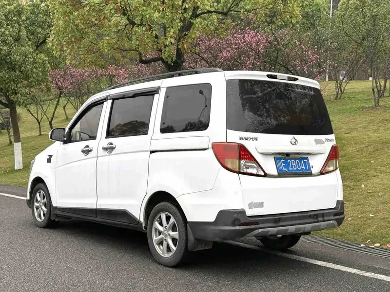 Vehicle photo 4