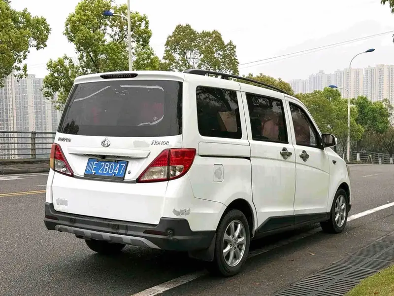 Vehicle photo 5