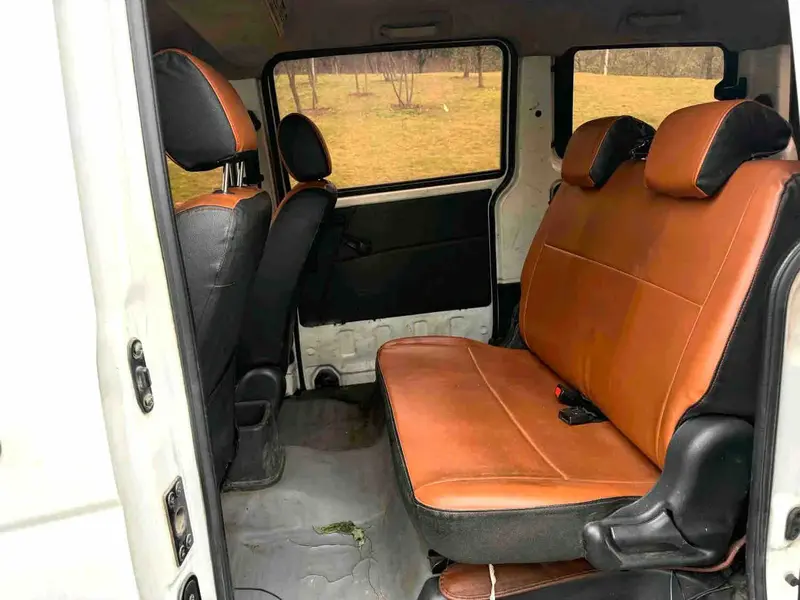 Vehicle photo 7