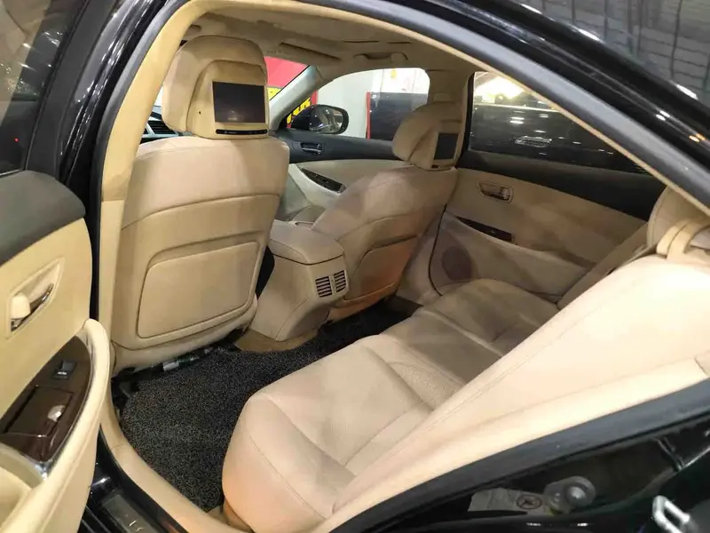 Vehicle photo 8