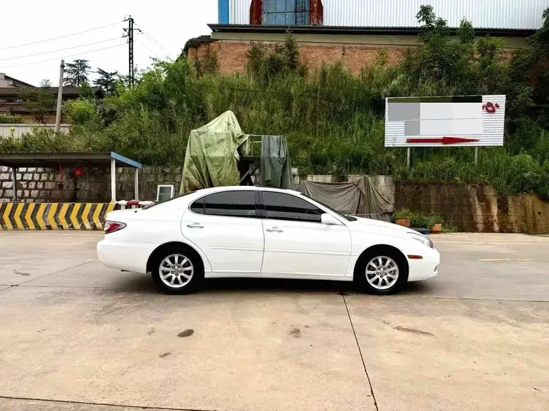 Vehicle photo 4