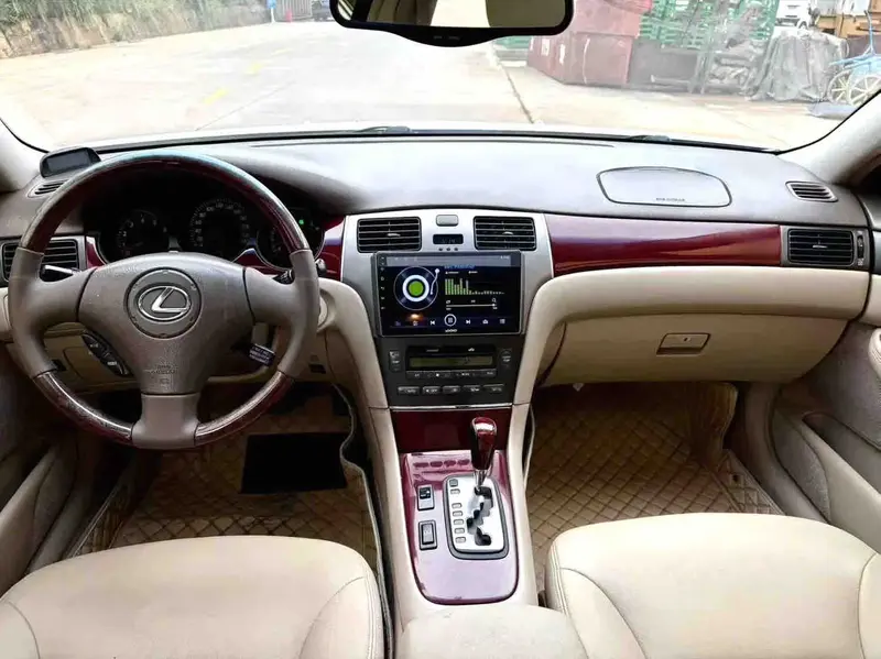 Vehicle photo 8